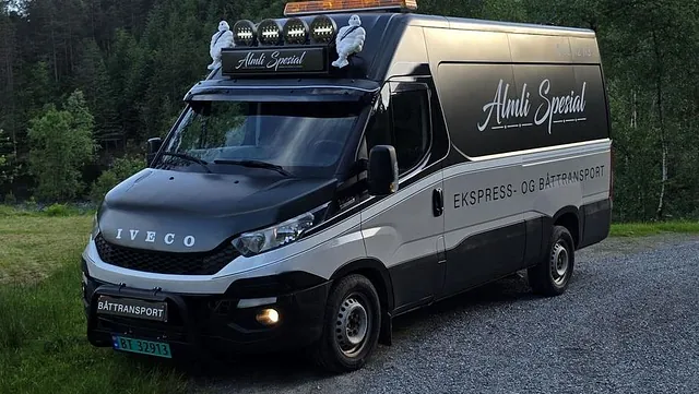 Åmli Spesial varebil parkert på grusvei ved skog